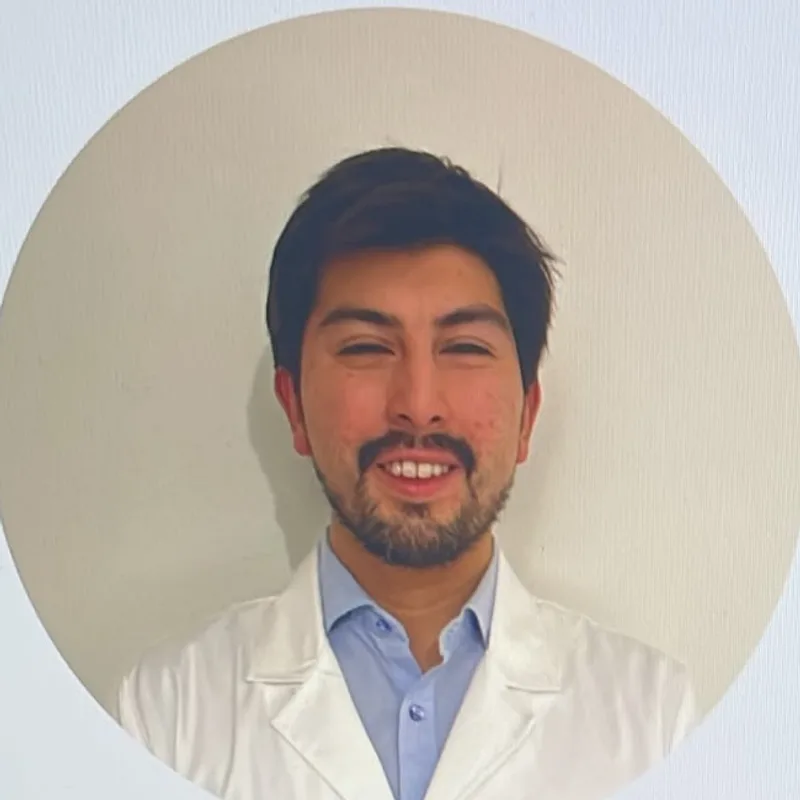 Roberto Reveco Betancourt, Médico Dermatólogo en Dermaclínica