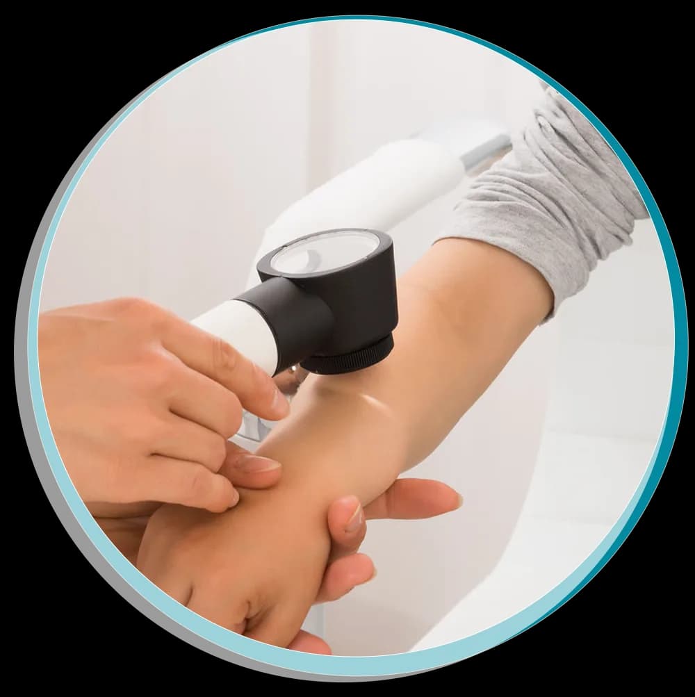 Examen de una lesión de la piel con dermatoscopio